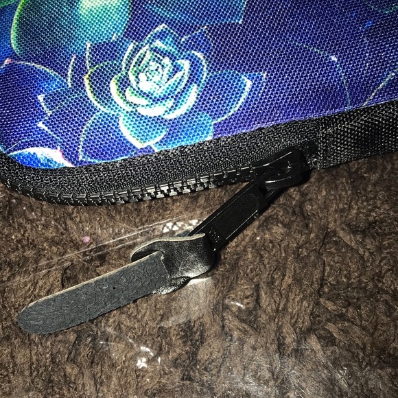 NWT green floral tech case - Picture 4 of 6